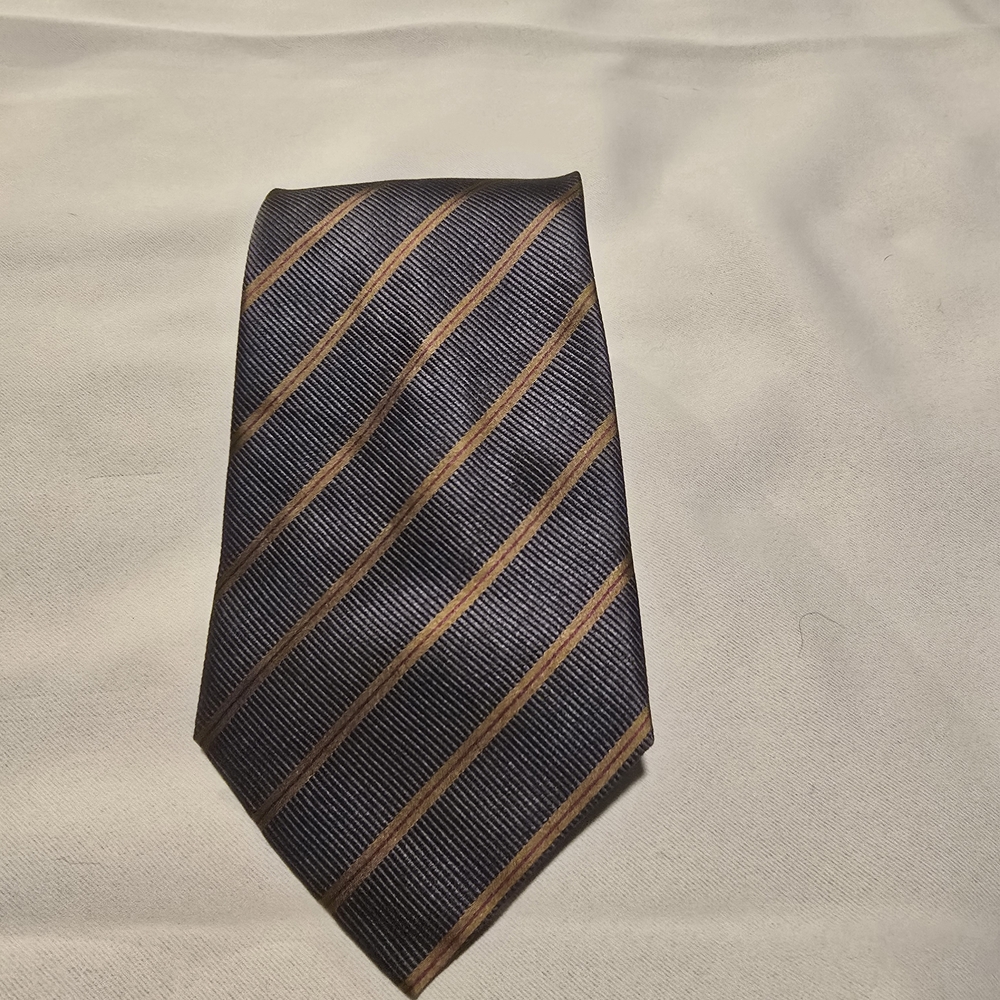 Elegant Striped Tie in Navy and Gold